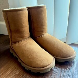 UGG Australia Women’s Essential Short Classic Boot